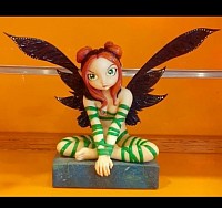 Pièce unique, assise en méditation sur ardoise.   20 cm de magie, de force et de sérénité.