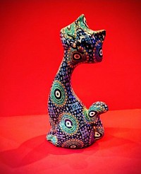 11 cm – Motifs colorés et protecteurs.   Un mini félin plein de magie.