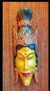 62 × 21 cm – Bois sculpté et peint à la main.   Un chef-d’œuvre spirituel et décoratif.