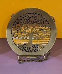 Un format compact, riche en symboles.   🌳 Motif finement découpé, chaîne incluse. Dimensions 17,5 x 17,5 cm