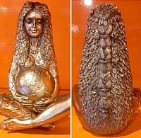 Mère Terre, symbole de fertilité et de protection.   Finition dorée, présence spirituelle et chaleureuse.