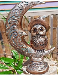 Sculpture en résine aux reflets argentés et turquoise.   🦉 Symbole de sagesse et de mystère céleste.