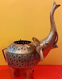 Laiton sculpté, H 26,5 x 19 cm.    Lumière tamisée et porte-bonheur élégant.