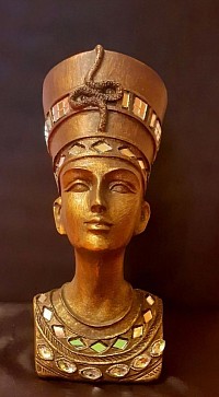 Réplique stylisée en résine dorée.   🌟 Symbole de beauté, pouvoir et héritage égyptien.