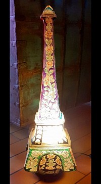 Une pièce artisanale unique, entièrement réalisée en vessie de chameau . Ses motifs floraux et sa lumière chaleureuse apportent une ambiance authentique. • Hauteur : 68 cm • Longueur : 21 cm