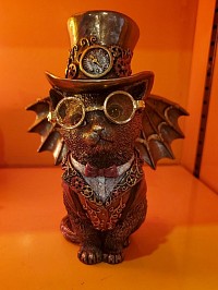 Félin rétro-futuriste à lunettes et haut-de-forme. Une pièce unique, entre élégance et fantaisie. Hauteur : 14 cm Longueur : 13 cm