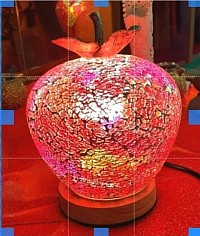 Un fruit lumineux aux reflets rouges et dorés.   Son verre craquelé diffuse une ambiance douce et féérique.   Un bijoux décoratif, chaleureux et unique. H 23 cm | L 17 cm