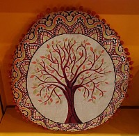 Broderies fines et couleurs vibrantes