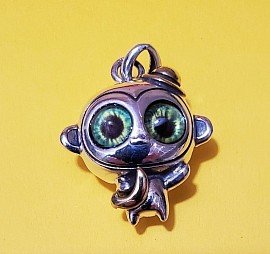 pendentif alien yeux verts argent 925