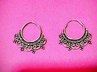 Des anneaux sculptés aux motifs floraux et spirales, comme une danse d’argile et d’argent. Ces boucles évoquent les traditions, la féminité et la force douce.