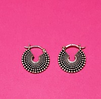 Des demi-cercles texturés, ornés de points en arc, comme une offrande à la lune. Ces boucles  évoquent les rituels anciens, la féminité solaire et l’élégance brute.