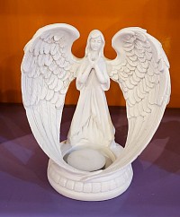 Un ange aux ailes déployées veille en silence, les mains jointes, le cœur apaisé.   Son socle accueille une bougie, pour illuminer les prières, les pensées douces ou les instants de recueillement.