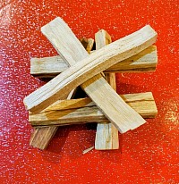 Bois sacré d’Amérique du Sud, utilisé pour purifier les lieux, apaiser l’esprit et inviter les bonnes énergies.   Son parfum boisé et mystique accompagne les rituels, les méditations ou les instants de recentrage