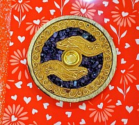 Deux mains se rejoignent autour d’un cercle doré, serties d’améthystes protectrices. Un talisman sculpté pour célébrer l’amour, la magie et l’intuition.