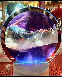 Un paysage qui se réinvente à chaque regard… Cette lampe hypnotique mêle sable mouvant et lumière douce, créant des tableaux apaisants et changeants.