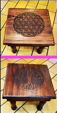 Ensemble de deux tables d'appoint spirituelles en bois sculpté, motifs Fleur de Vie et Arbre de Vie