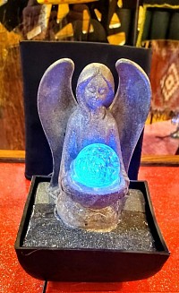 Fontaine d'intérieur artisanale avec éclairage LED bleu apaisant