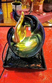 Fontaine décorative zen avec finitions dorées et éclairage LED chaleureux