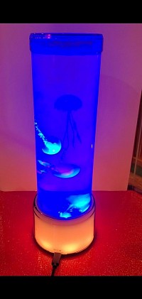 Lampe d'ambiance à cycle de couleurs avec méduses synthétiques en mouvement