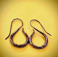 Caractère brut   Design sculpté   Style affirmé