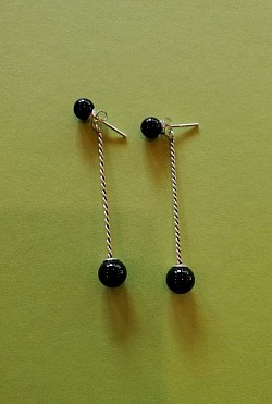 ⚫ Tige torsadée ornée de perles d’onyx noir.   20,00 €