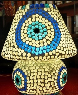 💠 Lampe Mosaïque Artisanale  lumière douce et colorée.   📏 H 22 × L 19 cm — 45,00 €