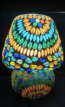 🌈 Lampe Mosaïque Multicolore  Une lampe artisanale aux couleurs éclatantes, idéale pour apporter une touche chaleureuse, lumineuse et joyeuse à votre intérieur.  📏 H 18 × L 14 cm  35,00 €