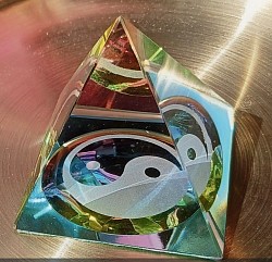 ☯️ Pyramide Cristal Yin‑Yang –  Pièce lumineuse symbolisant l’équilibre des énergies.   📏 6 × 5,5 cm — 15,00 €