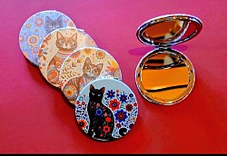 🪞 Miroir de poche illustré Motifs Chats Colorés  , double miroir intérieur, format compact. Diamètre 7 cm — épaisseur 1 cm — 7,00 €