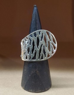 🌬️ Bague argent au motif ajouré, légère et raffinée.    📏 Taille 62 — 30 €