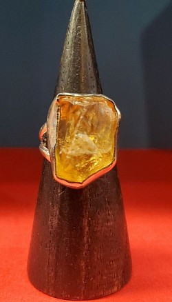 🔶 Bague sertie d’une citrine naturelle.   Pierre solaire apportant joie et énergie positive.    📏 Taille 55 — 60 €