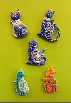 🐱  Magnet chat en céramique décorée.   Un motif coloré et artisanal.   💰 4,00 €