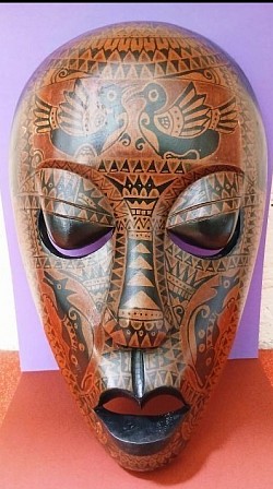 🎭 Masque en bois sculpté au style indonésien. Riche en motifs et en symboles traditionnels.    📏 33,5 × 20 × 6 cm — 25 €