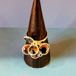 🌺 Bague argent ornée de pétales en grenat naturel.   Symbole d’énergie et de passion.    📏 Taille 57 — 40 €