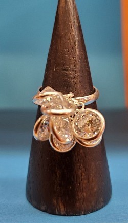✨  Bague argent ornée de cristaux lumineux.  Parfait pour apporter une touche de lumière.    📏 Tailles 54 ou 56 — 40 €