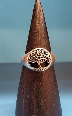 🌳 Bague argent au motif Arbre de Vie, symbole d’équilibre et de croissance.    📏 Taille 56 — 30 €