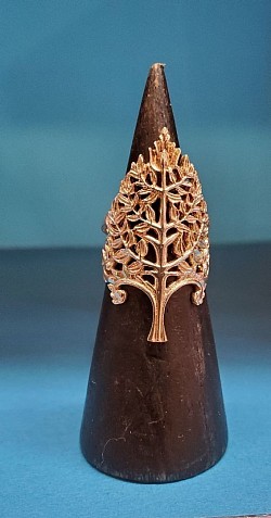 🌿 Bague argent au motif Arbre de Vie, symbole de force, d’équilibre et de renouveau.    📏 Taille 53 — 30 €
