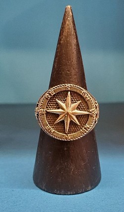 🧭 Bague argent au motif Rose des Vents, symbole d’orientation, de guidance et d’aventure.    📏 Taille 65 — 60 €