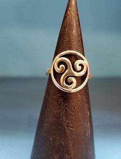 🌀 Bague argent ornée du symbole Triskel, représentant le mouvement, l’harmonie et la force intérieure.    📏 Taille 51 — 25,00 €