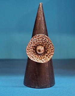 🔨  Bague argent au dôme martelé, au style artisanal et intemporel.    📏 Taille 58 — 30 €