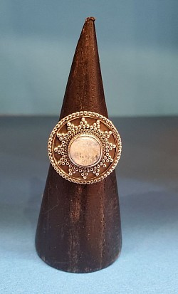 🌕 Bague argent ornée d’une labradorite blanche, pierre lumineuse symbole d’intuition et d’harmonie.    📏 Taille 52 — 35 €