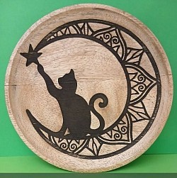 🌙  Plateau décoratif en bois gravé représentant un chat assis sur un croissant de lune, entouré de motifs délicats.    📏 Diamètre 22 cm — 15 €