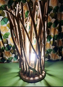 🔥  Lampe décorative en bois composée de tiges verticales laissant passer une lumière chaude et apaisante.    📏 H35 × L22 cm — 30 €